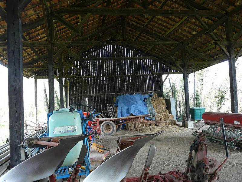 Dépendances, intérieur du grand hangar.