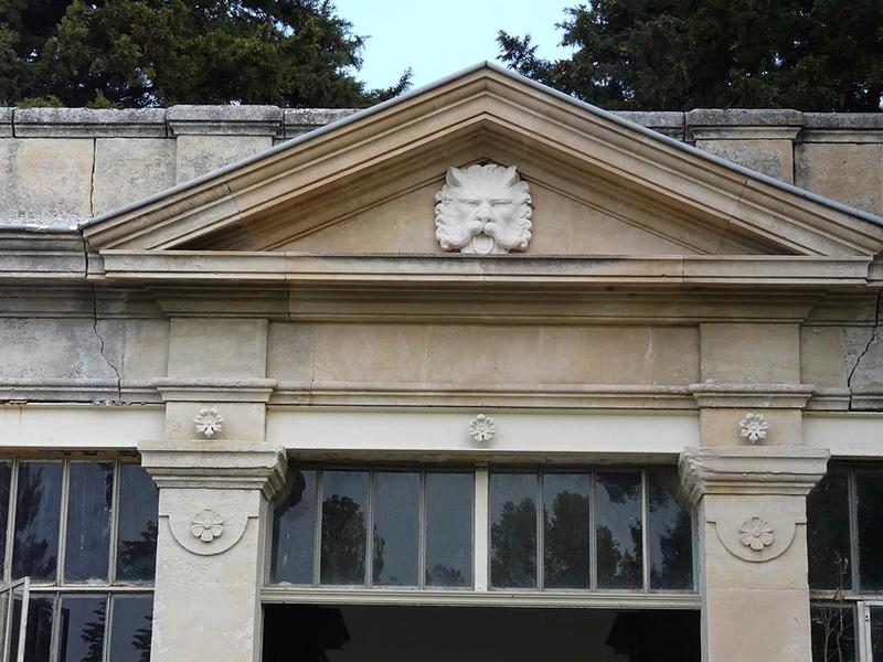 Partie Ouest du parc, fronton de la serre.