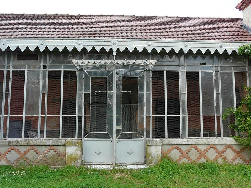 Partie Ouest du parc, bâtiment de la volière, porte d'entrée.