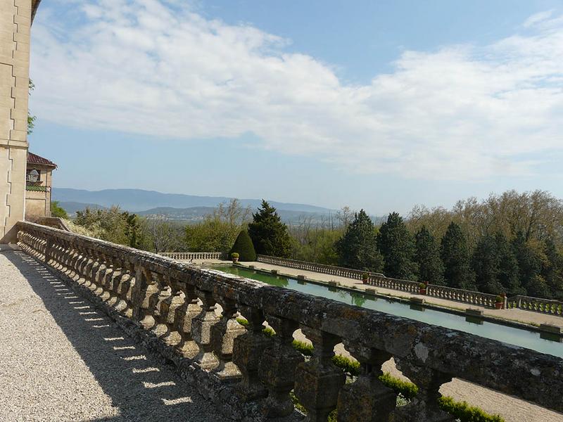 Balustrade et seconde terrasse du parc, vue depuis la cour d'honneur vers le nord-est.