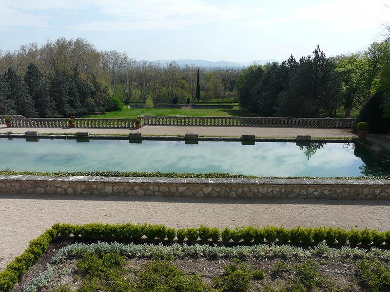 Terrasses et grand bassin du parc, vue depuis la cour d'honneur vers l'est.