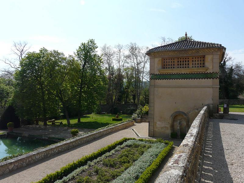 Parc et pavillon Sud-Est, vue depuis la cour d'honneur vers le sud.