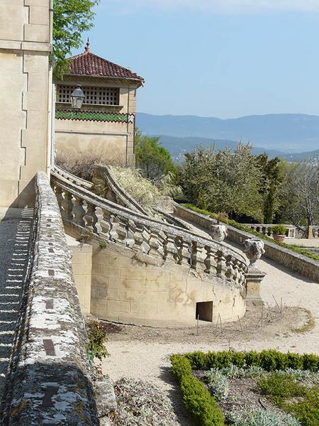 Escalier en fer à cheval et première terrasse du parc, vue depuis la cour d'honneur vers le nord.