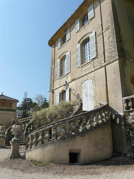 Escalier en fer à cheval et façade Est du châteaau, vue vers le sud-ouest.