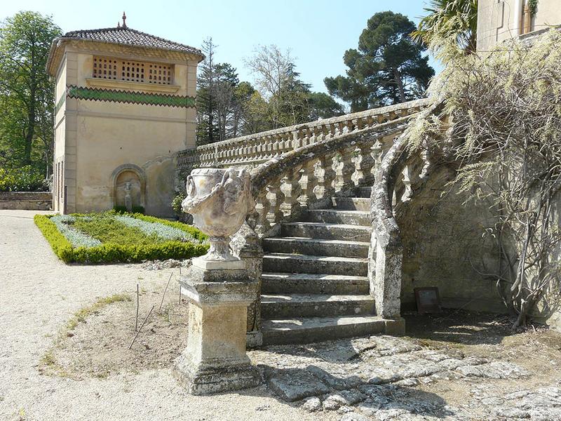 Montée gauche de l'escalier en fer à cheval et pavillon Sud-Est.