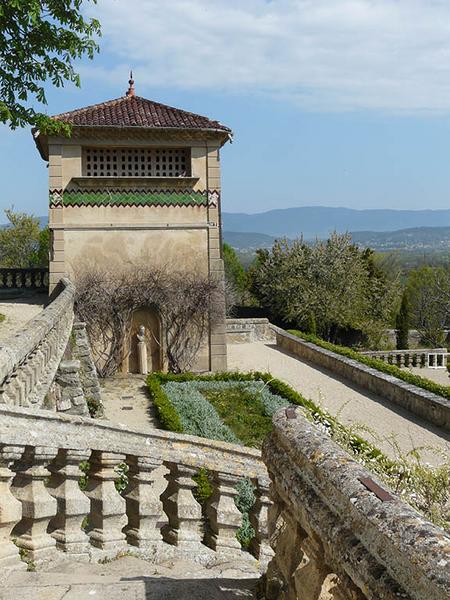 Pavillon Nord-Est, vue depuis l'escalier en fer à cheval.