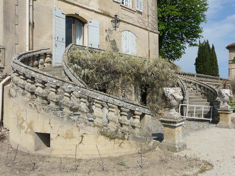 Escalier en fer à cheval, vue de trois-quarts.