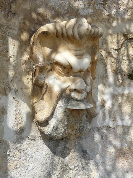 Masque de la fontaine de l'escalier en fer à cheval.