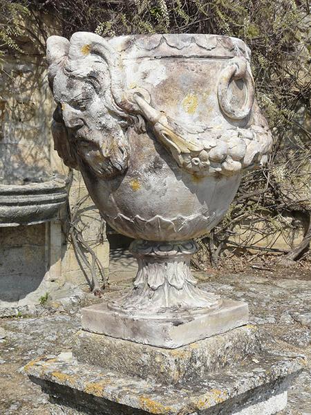 Vase de pierre près de l'escalier en fer à cheval.