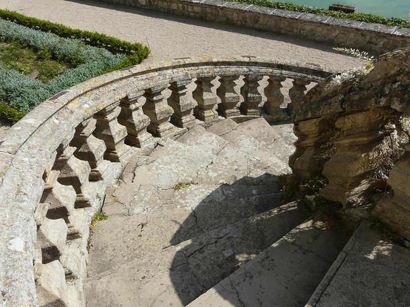 Montée Nord de l'escalier en fer à cheval, vue en plongée depuis le palier supérieur.