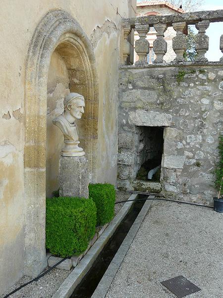 Niche et buste de la façade Nord du pavillon Sud-Est.