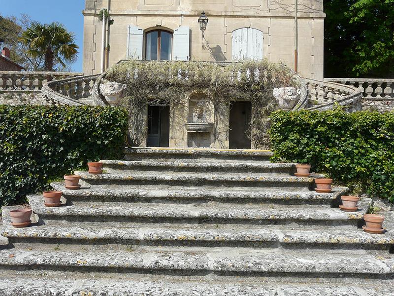 Escalier entre les deux premières terrasses du parc, dans l'axe de l'escalier en fer à cheval.