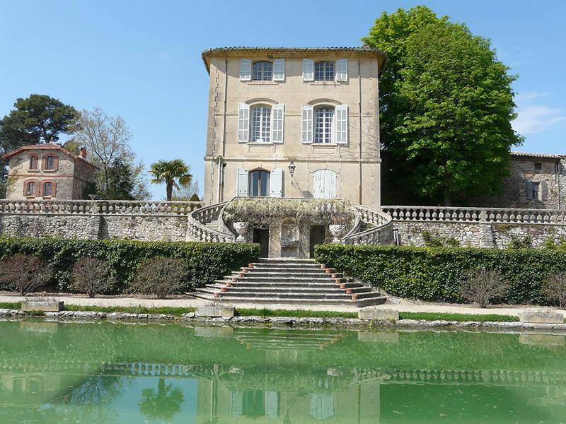 Escalier entre les deux premières terrasses du parc et escalier en fer à cheval, vue depuis le grand bassin.