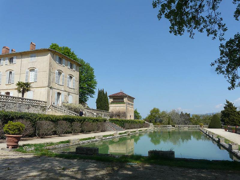 Seconde terrasse du parc avec le grand bassin, vue vers le nord.