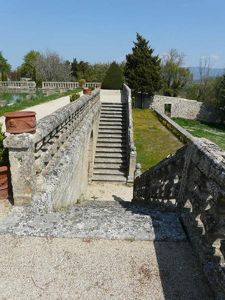 Escalier à deux montées divergentes entre les seconde et troisième terrasses du parc, vue vers le nord.