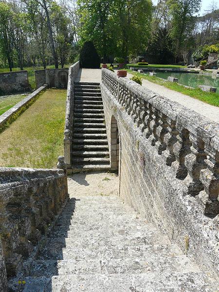 Escalier à deux montées divergentes entre les seconde et troisième terrasses du parc, vue vers le sud.