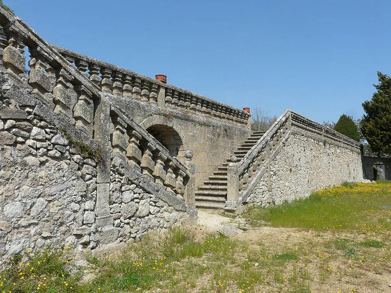 Escalier à deux montées divergentes entre les seconde et troisième terrasses du parc, vue vers le nord-ouest.