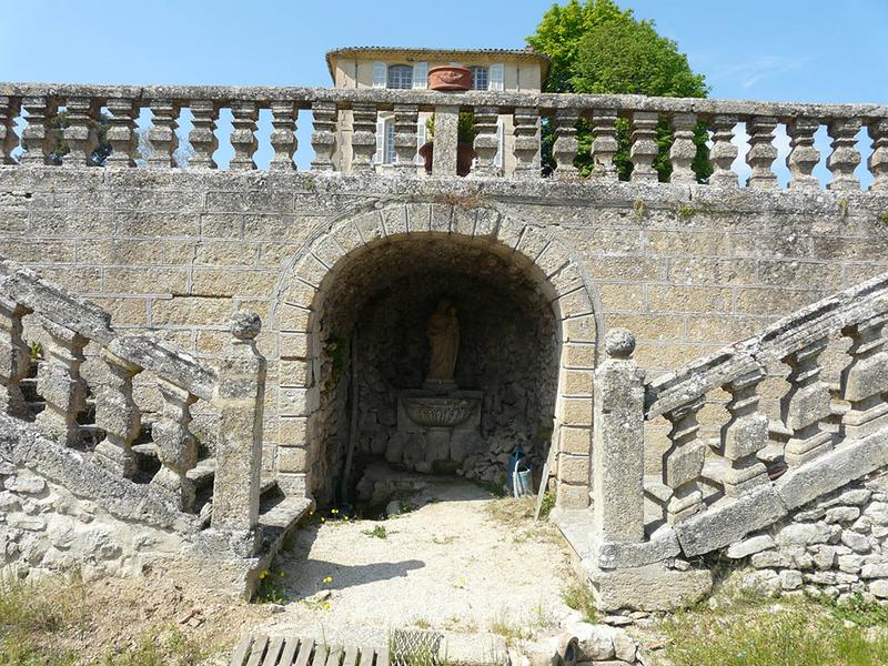 Grotte avec fontaine sous la seconde terrasse, entre les deux montées divergentes de l'escalier.