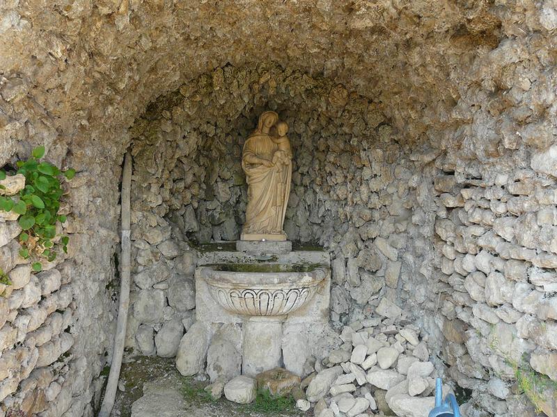 Fontaine de la grotte sous la seconde terrasse, entre les deux montées divergentes de l'escalier.