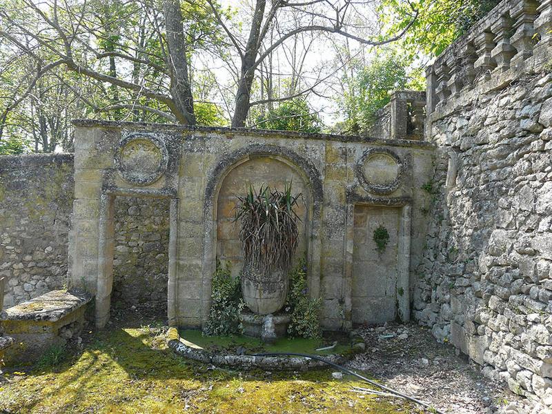 Mur avec fontaine fermant la troisième terrasse du parc, vue vers le sud.