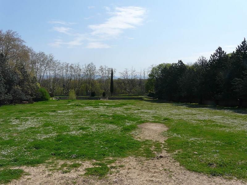 Grande terrasse inférieure du parc, vue vers l'est.