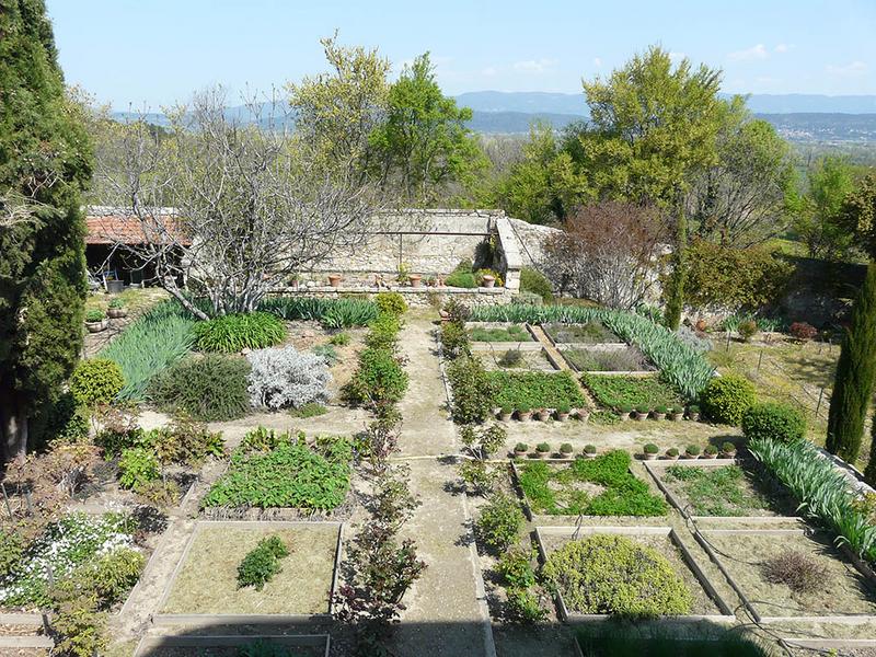 Partie ouest du jardin potager, vue en plongée depuis la terrasse de la fontaine des dauphins.