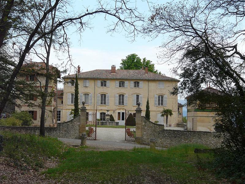 Le portail principal, la cour d'honneur et le château, vue depuis l'allée cavalière vers le nord.