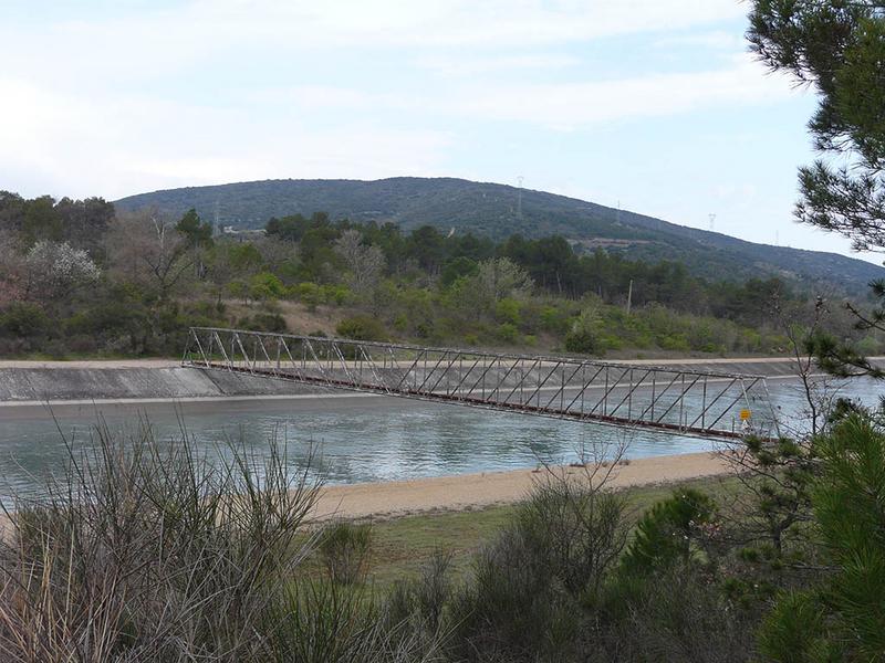 Passerelle permattant à l'aqueduc d'amenée d'eau au château le franchissement du canal E.D.F.