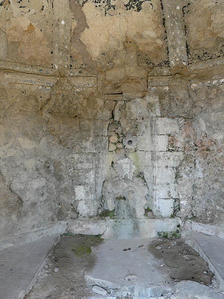 Intérieur du nymphée, fontaine du côté Est.