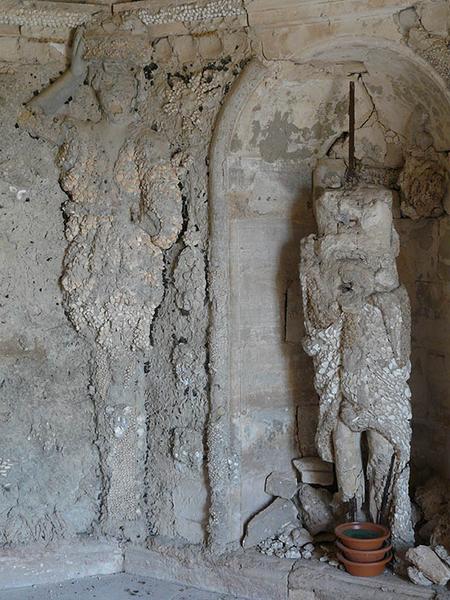 Intérieur du nymphée, cariatide et statue ruinée du côté Nord-Ouest.