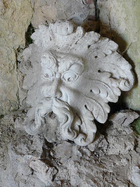 Intérieur du nymphée, masque de la fontaine.