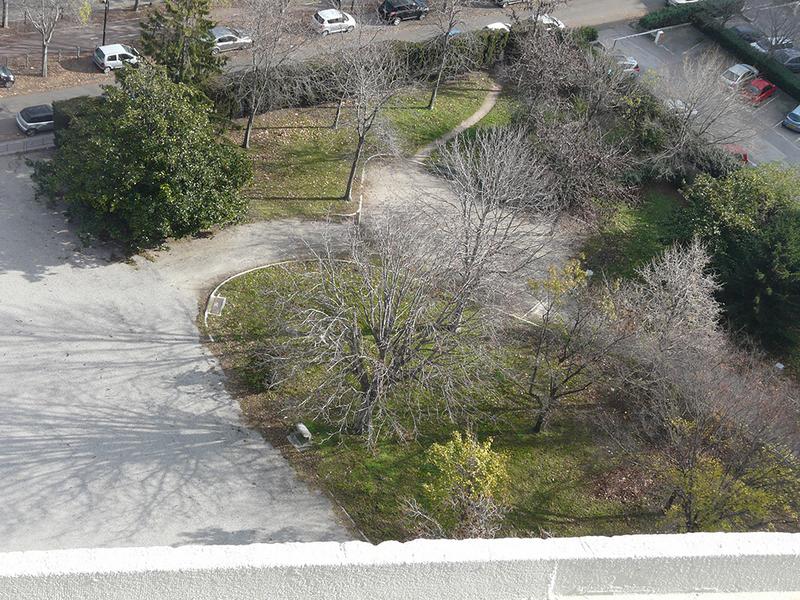 Le jardin Est, vue en plongée depuis le toit-terrasse de l'immeuble.