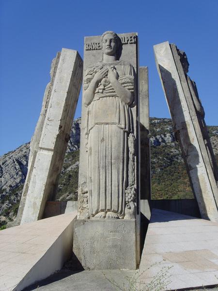 Les statues en haut-relief qui ornaient le pont suspendu détruit, l'allégorie des Basses Alpes.