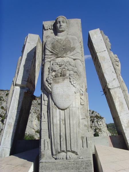 Les statues en haut-relief qui ornaient le pont Mirabeau détruit, l'allégorie du département du Var.