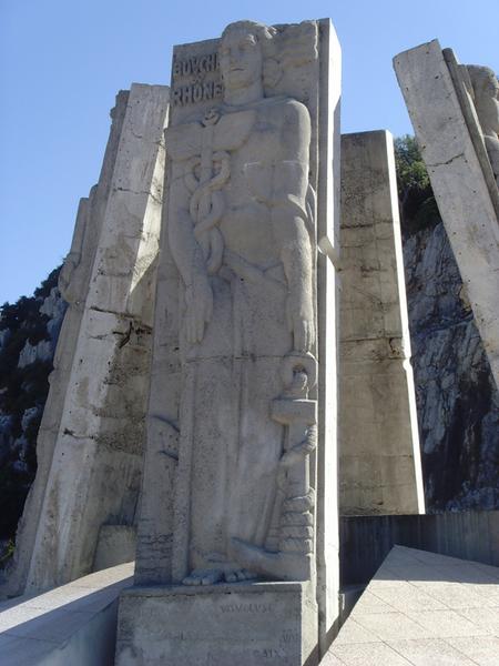 Les statues en haut-relief qui ornaient le pont Mirabeau détruit, l'allégorie du département des Bouches-du-Rhône.