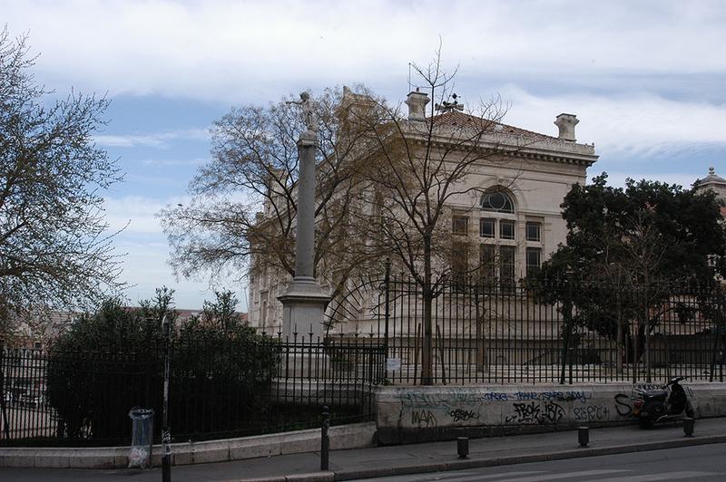 Vue générale du monument érigé à l'initiative du préfet Charles Delacroix, dédié à l'éternelle mémoire des hommes courageux quise dévouèrent pour le salut des marseillais dans l'horrible peste de 1720.