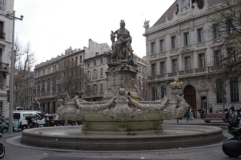 Vue générale de la fontaine monumentale, la face antérieure ; cette fontaine a été offerte en 1887 par Henri Estrangin pour fêter le cinquantenaire de sa vie commerciale.