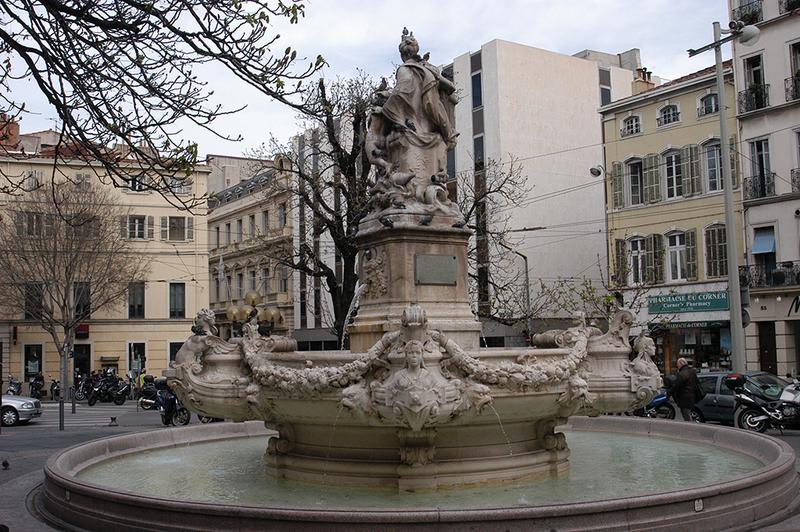 La face postérieure de la fontaine, sur la plaque est inscrite la mention suivante :cette fontaine a été inaugurée le 30 novembre 1890, M. Lagarde étant préfet des Beaux-Arts, M.F. Baret, maire de Marseille, J.Letz archi., A.Allard stat...