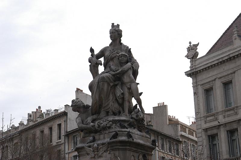 Le groupe sculpté, les parties supérieures représente l'allégorie de la ville de Marseille, entourée de Neptune et Amphitrite..