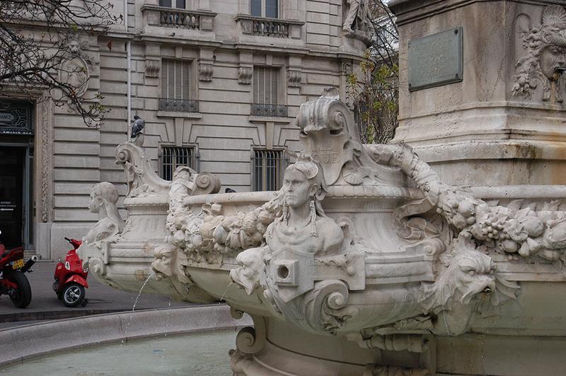 Détail du décor sculpté du bassin circulaire, l'allégorie de l'Amérique.