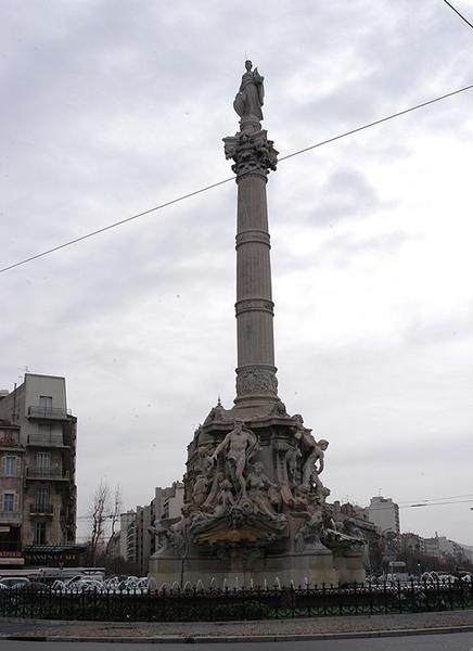 Vue générale de la fontaine monumentale érigée par les soins de Jules Cantini, marbrier industriel, collectionneur, mécène, inaugurée le 12 novembre 1911 ; André Allar, sculpteur, membre de l'Institut, était son ami.