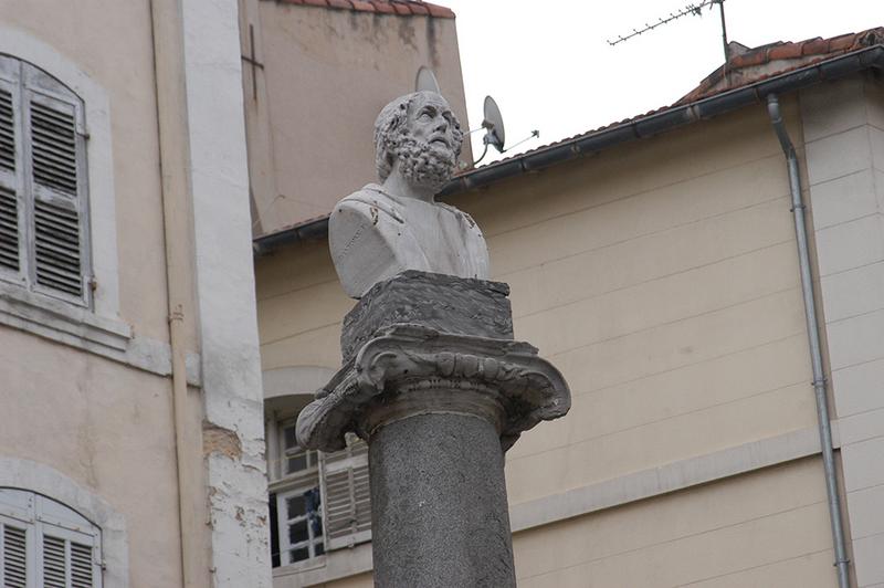 Les parties hautes de la colonne antique et du chapiteau ionique ; le monument a été érigé en 1801-1803, il existait à l'origine un bassin circulaire, sa disparition est due à l'agrandissement du carrefour.