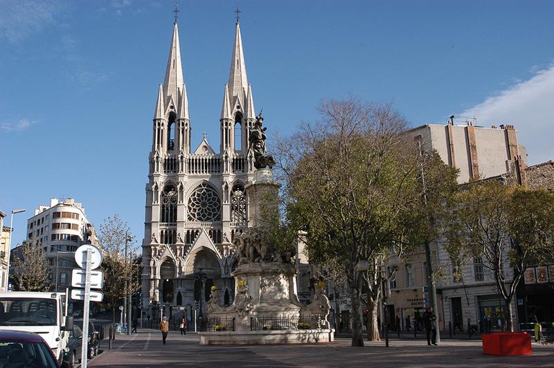Vue générale du monument avec en fond l'église Saint Vincent de Paul ou des Réformés.