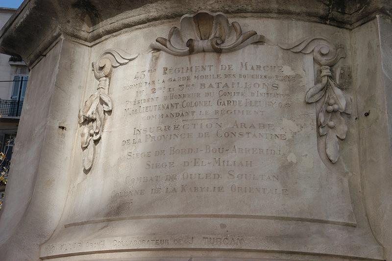 Une des tables portant les inscriptions historiques ; en dessous se trouve la signature des artistes :G. Allar Archte. collaborateur de J. Turcan..