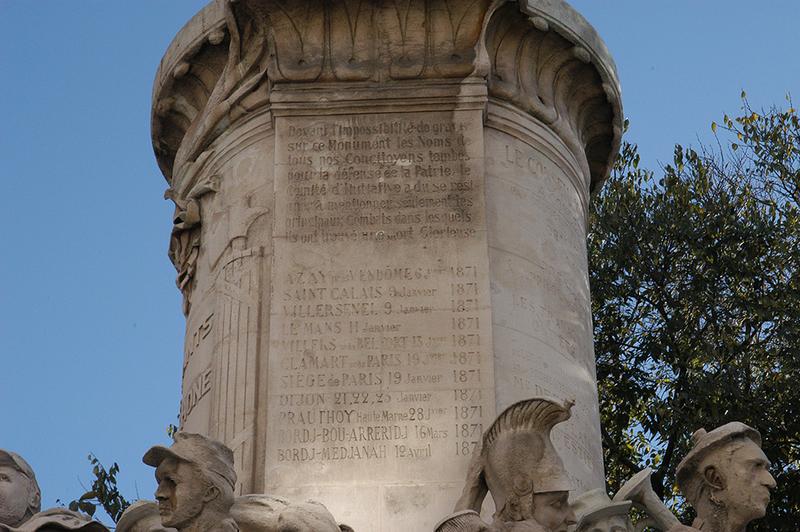 Détail des inscriptions :Devant l'impossibilité de graver sur ce Monument les Noms de tous nos Concitoyens tombés pour la défense de la Patrie, le comité d'Initiative a du se resigner à mentionner seulement les principaux Combats dans lesquels ils ont trouvé une mort Glorieuse ; une liste suit portant onze noms de lieux des batailles avec leur dates.