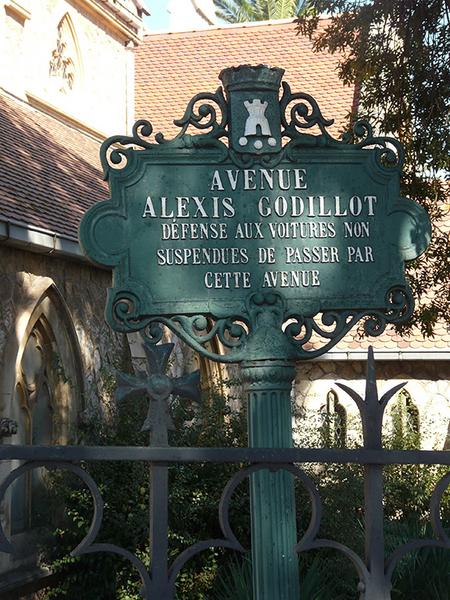 Pancarte de l'avenue Alexis Godillot dans l'enclos de l'église.