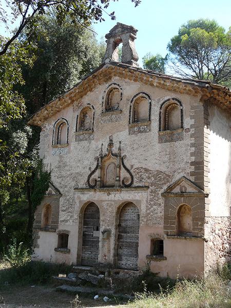 Façade antérieure, vue de trois-quarts.