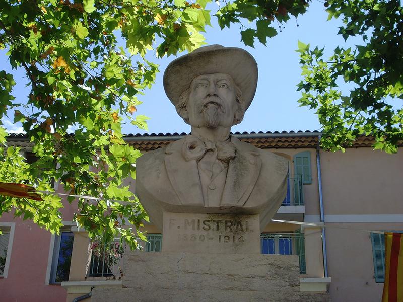 Fontaine, monument à Frédéric Mistral