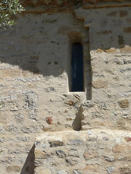 Mur gouttereau sud, rupture de maçonnerie en partie basse et traces d'arrachement en partie haute.