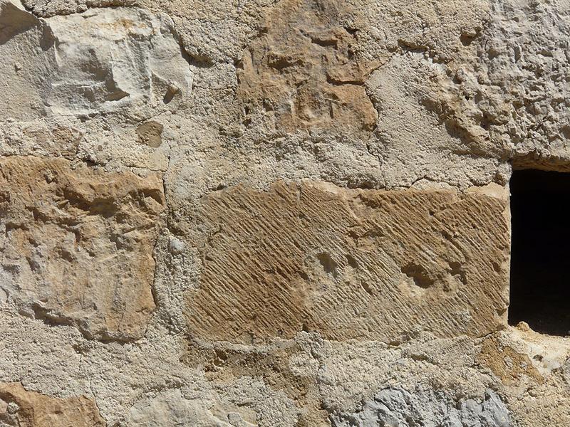 Mur gouttereau sud, détail de la pierre de taille avec traces de ciseaux.